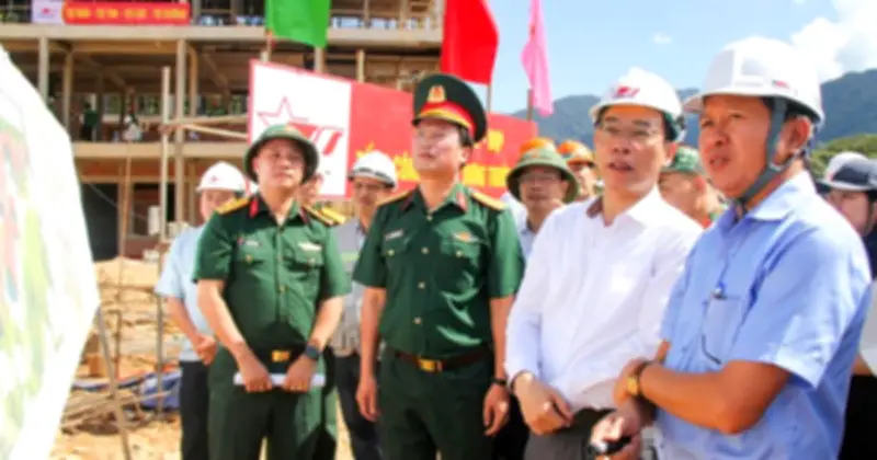 Bộ trưởng GD-ĐT kiểm tra trường nội trú vùng biên tại Đà Nẵng