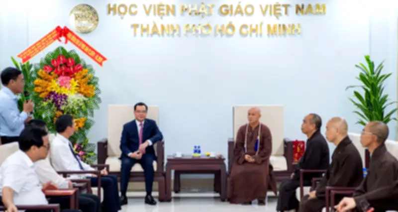 Bộ trưởng Nguyễn Đình Khang thăm Học viện Phật giáo Việt Nam tại TPHCM nhân Đại lễ Phật đản