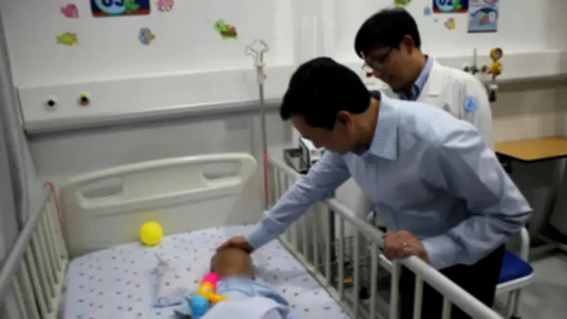 Bộ Y tế thăm bệnh nhi bị bạo hành, khởi tố vụ bé gái 4 tuổi tử vong