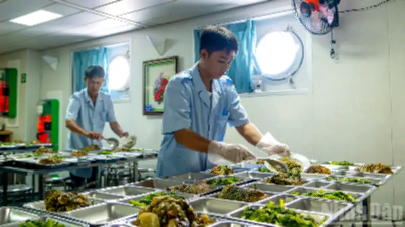 Bữa ăn trên tàu: Sự tận tâm của Tổ phục vụ giữa biển khơi