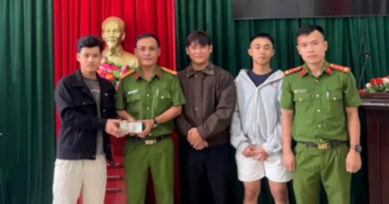 Ba sinh viên Huế nhặt được 30 triệu đồng, giao nộp công an