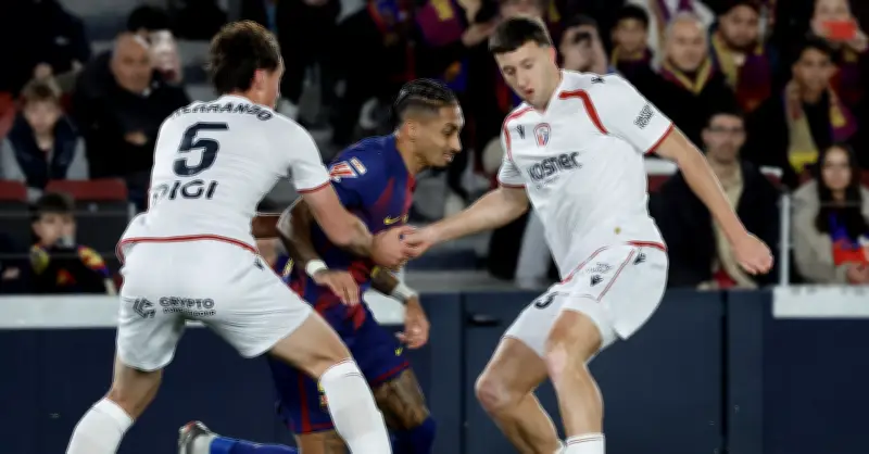 Barcelona tiến gần chức vô địch La Liga, Flick thận trọng