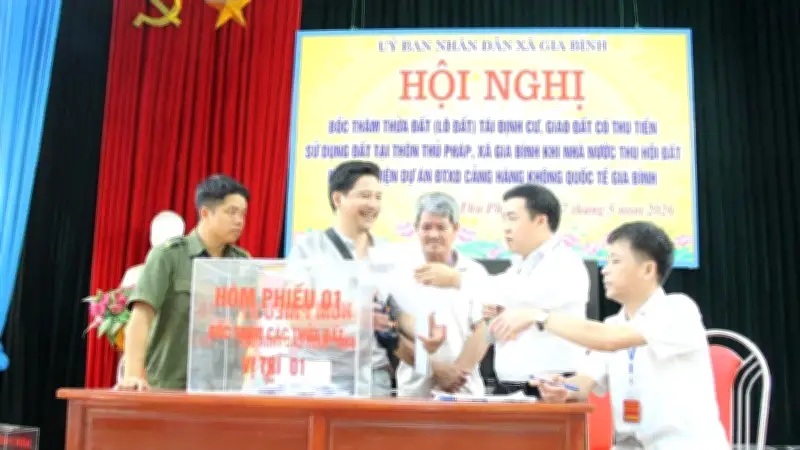 Bắc Ninh tổ chức bốc thăm đất tái định cư cho hơn 160 hộ dân dự án sân bay Gia Bình