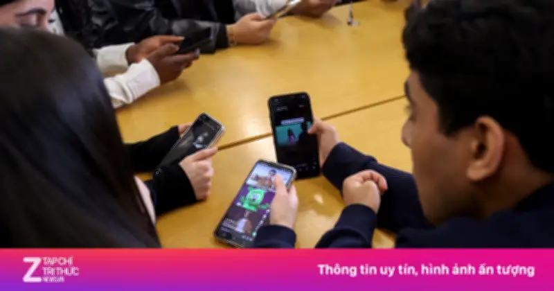 Bác sĩ Anh cảnh báo: Mạng xã hội nguy hiểm ngang thuốc lá với trẻ em
