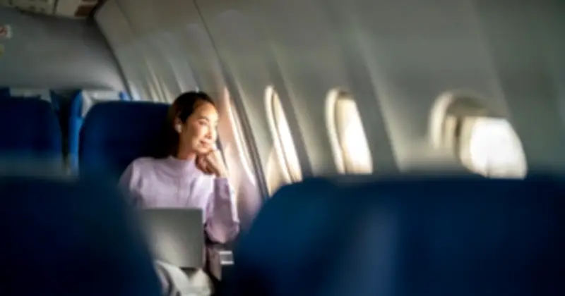 Bác sĩ Mỹ tiết lộ 2 điều không bao giờ làm trên máy bay