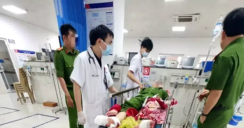 Bác sĩ phẫu thuật sọ não, nối bàn chân cho đại úy công an bị chém