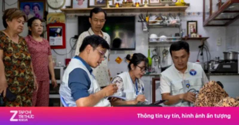 Bác sĩ trạm y tế phường ở TP.HCM chủ động đến từng nhà khám bệnh