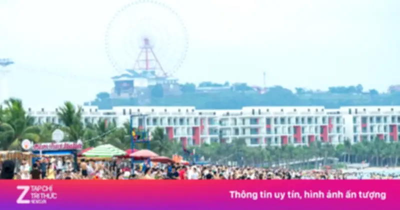 Bãi Cháy vẫn đông nghịt người tắm biển ngày cuối nghỉ lễ