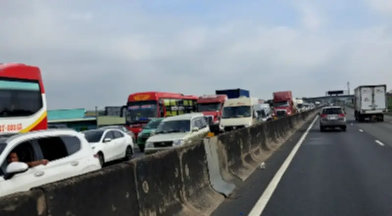 Bi kịch tài xế tử vong trên cao tốc, mưa lớn miền Bắc ngày nghỉ lễ