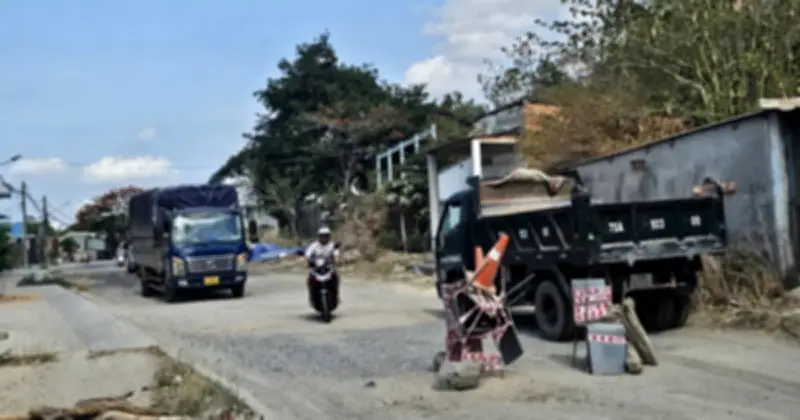 Bụi mù mịt, ổ gà dày đặc trên đường chỉ còn 100m chưa hoàn thiện