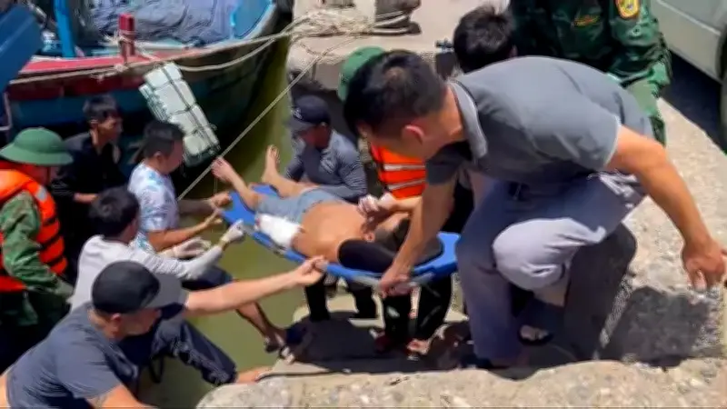 Biên phòng Sầm Sơn kịp thời cứu ngư dân bị tai nạn trên biển