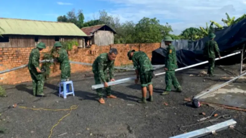 Biên phòng Yok Đôn giúp dân khắc phục hậu quả mưa lũ