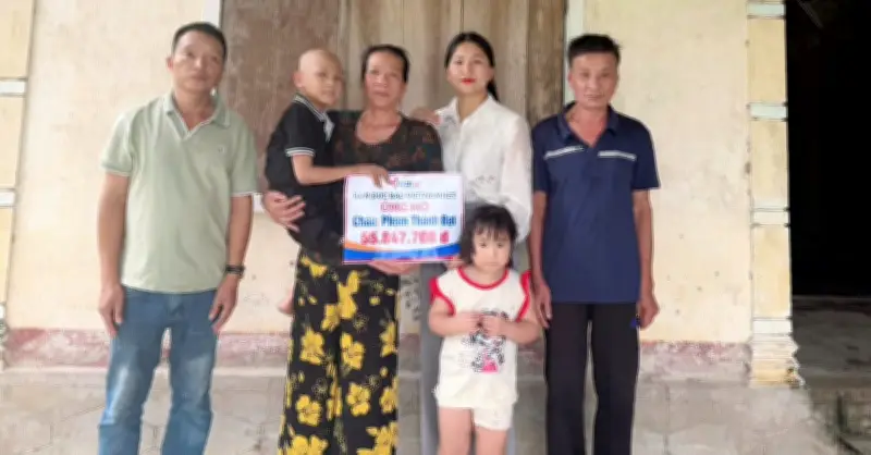 Bạn đọc tiếp sức giúp bé trai ở Hà Tĩnh bị ung thư hơn 55 triệu đồng