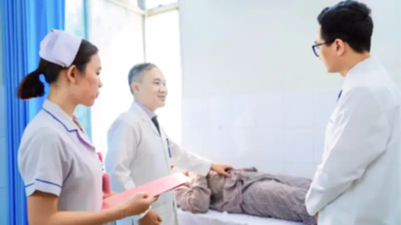 Bệnh nhi suýt mất tinh hoàn vì xoắn tinh hoàn do ngại nói