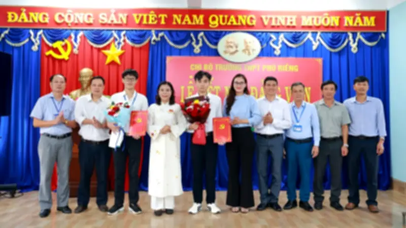 Bình Phước: Kết nạp Đảng cho hai học sinh ưu tú dịp 30/4 và 19/5