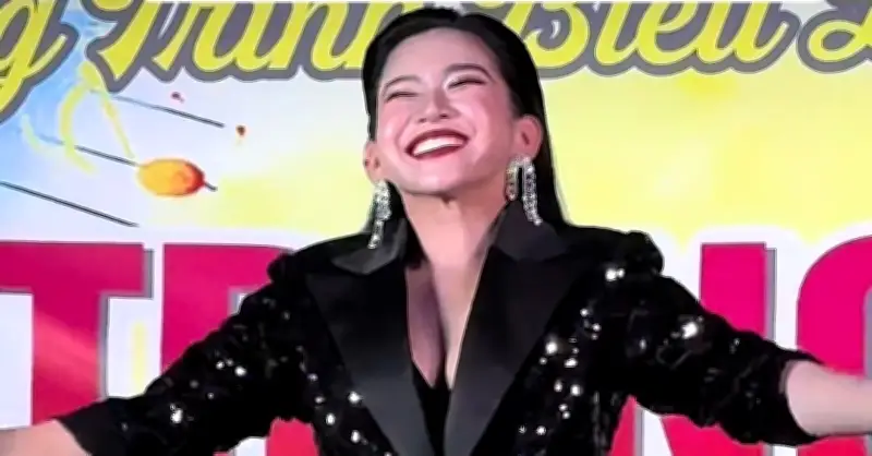 Bình Tinh mặc sexy hát cổ nhạc tại lễ hội Nghinh Ông gây tranh cãi