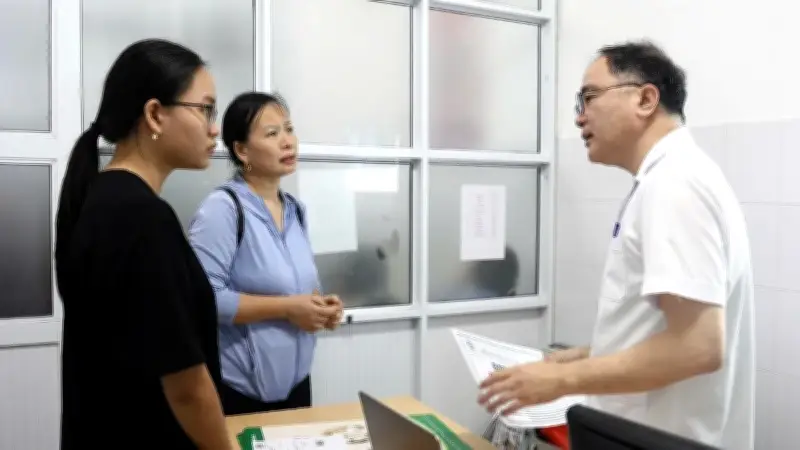 Bệnh viện 108 khám sàng lọc miễn phí gù vẹo cột sống cho trẻ em