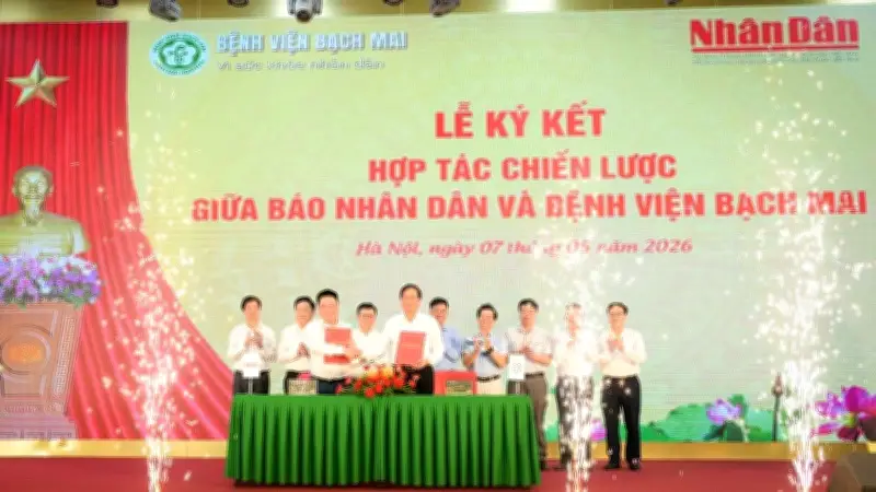 Báo Nhân Dân và Bệnh viện Bạch Mai ký kết hợp tác chiến lược
