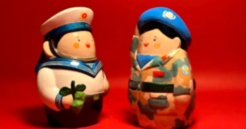 Búp bê chú hải quân cầm trái bàng vuông Trường Sa gây sốt dịp lễ lớn