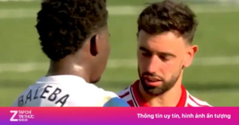 Bruno Fernandes trò chuyện với Baleba sau trận, fan MU đồn đoán chiêu mộ