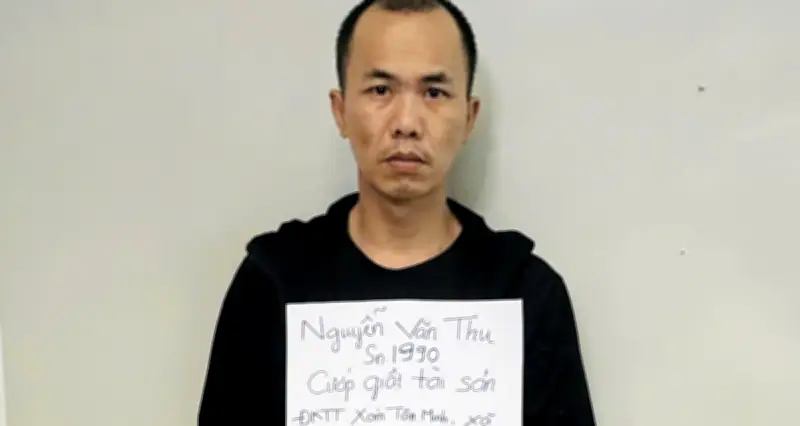 Bắt giữ kẻ dùng kịch nhỏ đòi tiền rồi cướp giật vàng tiền của cụ bà bán vé số