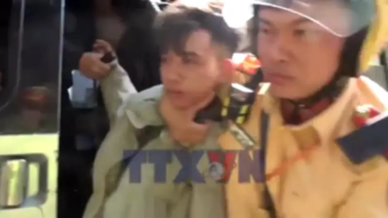Bắt giữ nghi can cướp giật dây chuyền vàng đang lẩn trốn trên xe khách