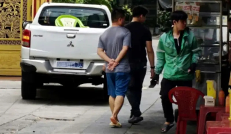 Bắt đối tượng ném chai xăng vào nhà dân, dùng hung khí đâm hai người bị thương