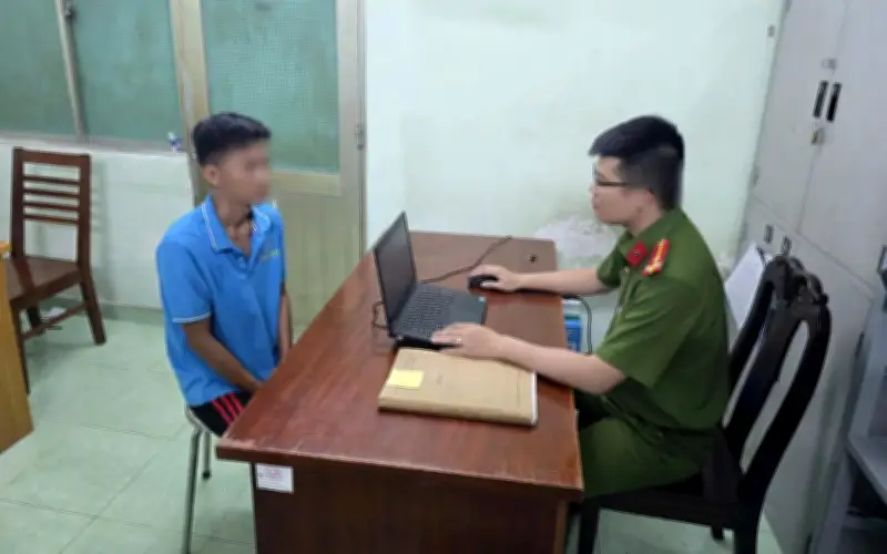 Bắt khẩn cấp người đàn ông đánh đập bé trai 8 tuổi ở TP.HCM