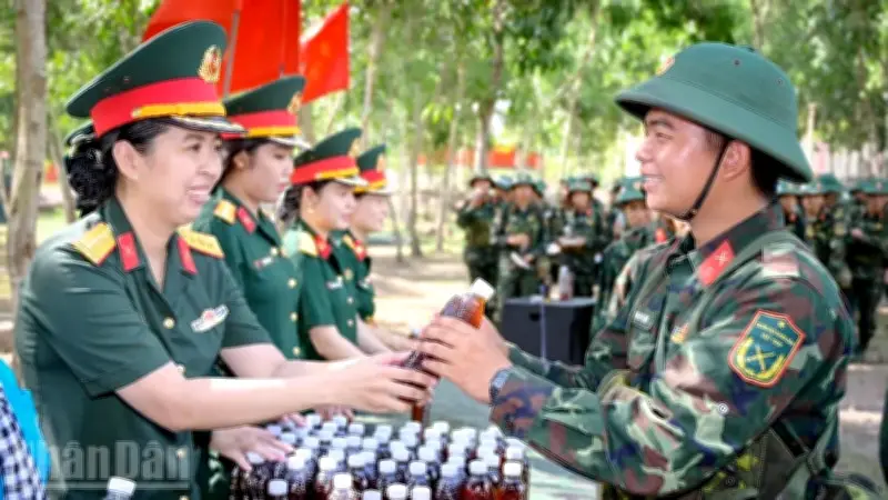 Bát nước giải nhiệt thắm tình quân dân trên thao trường An Giang