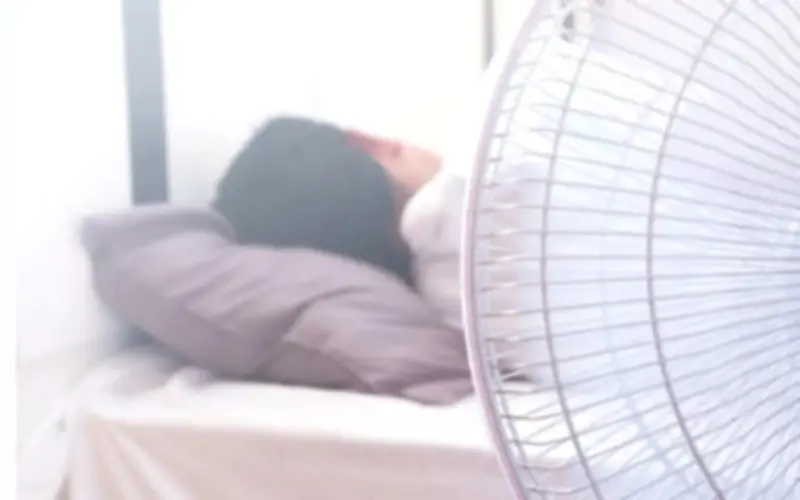 Bật quạt khi ngủ ban đêm: 4 nguyên tắc vàng tránh ốm mùa nắng nóng