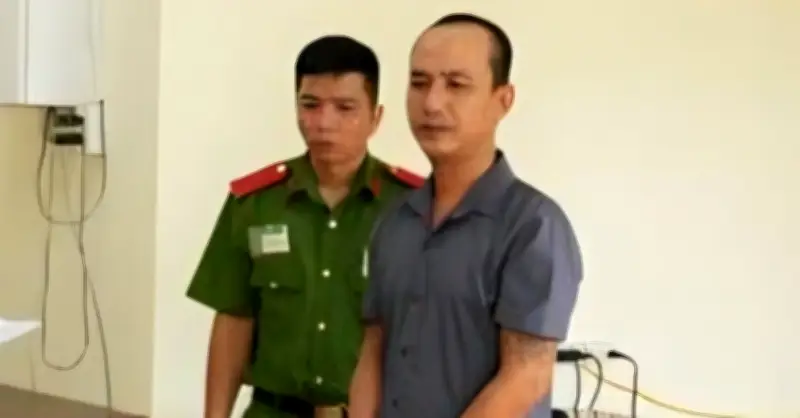 Bắt tạm giam gã đàn ông dùng ly thủy tinh, ghế nhựa đánh vợ hờ tại quán cà phê