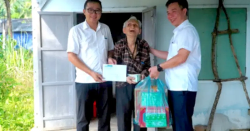 Cụ bà mù lòa 79 tuổi sống cô độc nửa thế kỷ nhận quà từ báo Thanh Niên