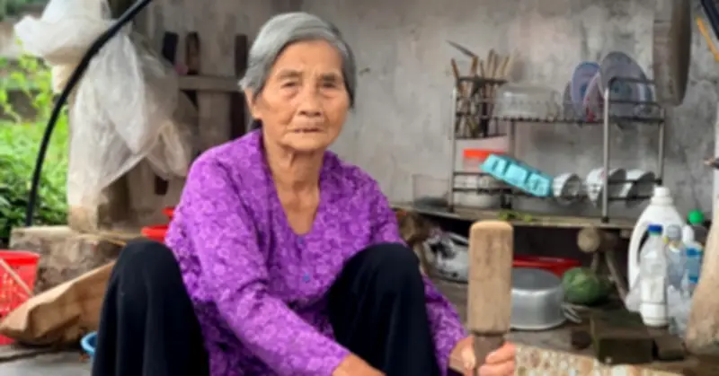 Cụ bà U100 ở Ninh Bình tự nấu cơm bếp củ, làm vườn, đạp xe đi chợ bán rau