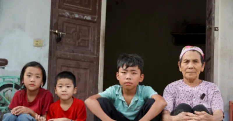 Cụ bà U80 ở Nghệ An gồng gánh nuôi 3 cháu nhỏ giữa khó khăn chồng chất