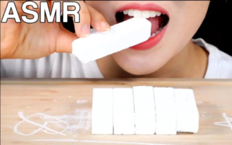 Cô gái nghiện ăn phấn viết bảng gây ám ảnh trên mạng xã hội