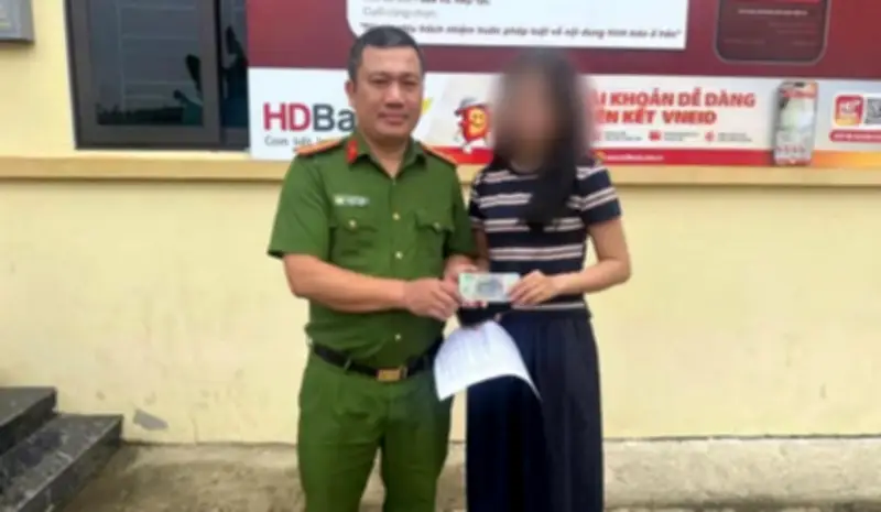 Cô gái trẻ lập tức rút toàn bộ tiền chuyển khoản mang đến công an
