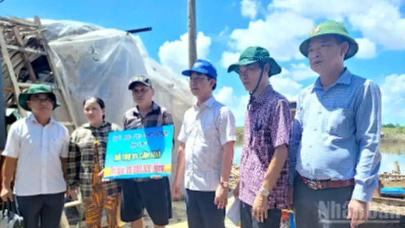 Cà Mau hỗ trợ hộ dân bị dông lốc: nhà sập tới 80 triệu đồng