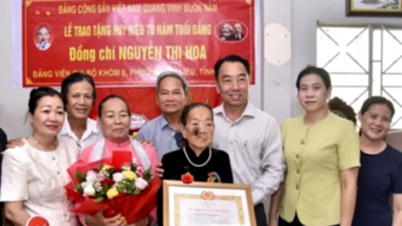 Cà Mau: Hơn 500 đảng viên nhận Huy hiệu Đảng nhân 136 năm sinh nhật Bác