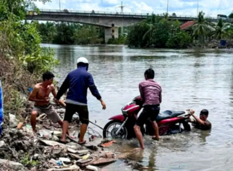 Cà Mau: Phát hiện thi thể nhân viên trường học trôi trên sông, chắc băng