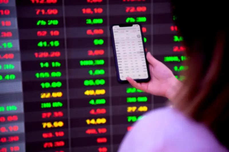 Cổ phiếu năng lượng dẫn dắt thị trường, VN-Index giảm nhẹ