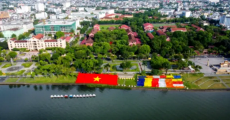 Cờ Phật giáo khổng lồ bị đặt ngược bên sông Hương, ban tổ chức nhanh chóng khắc phục