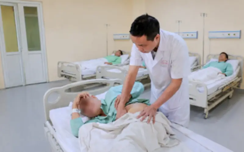 Ca can thiệp hiếm gặp: Thân chui lên ngực, cột sống gập cứng khiến đường vào gan như bị khóa kín