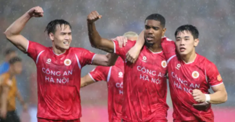 CAHN nâng cúp vô địch V-League tại Hàng Đẫy trong trận gặp Bình Dương