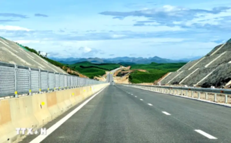 Cao tốc Bùng-Cam Lộ tạm đóng nhiều đoạn để thi công lắp giá long môn