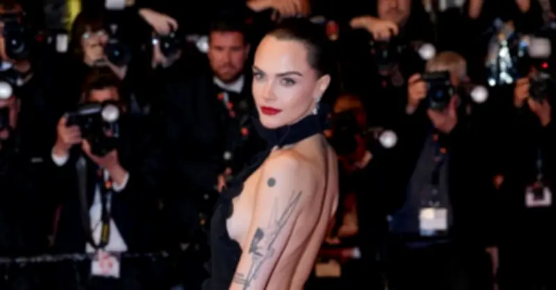 Cara Delevingne gợi cảm với váy đen xẻ sâu trên thảm đỏ Cannes 2026