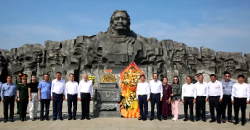 Các nguyên lãnh đạo Đảng, Nhà nước dâng hương tưởng niệm tại Tượng đài Mẹ Việt Nam Anh hùng