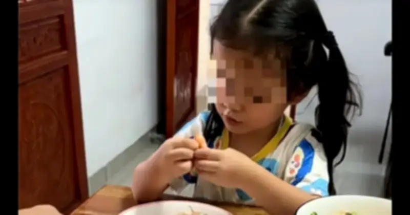 Cách trẻ ngồi vào bàn ăn tiết lộ lòng hiếu thảo