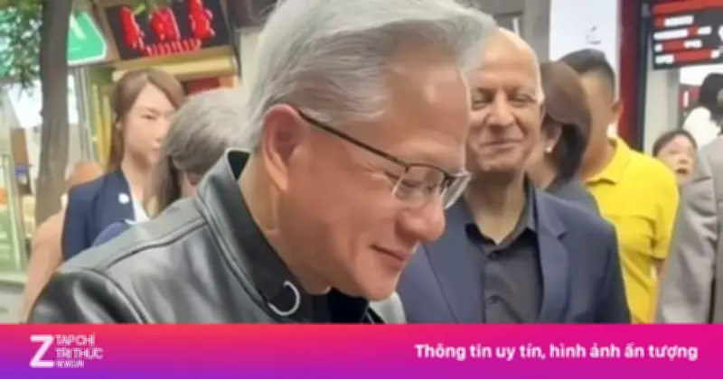 CEO Nvidia Jensen Huang gây sốt khi ăn mì tương đậu giữa phố Bắc Kinh
