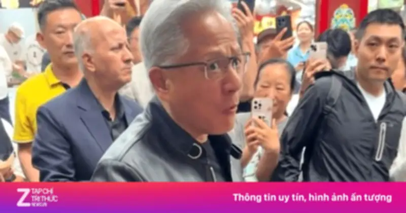 CEO Nvidia Jensen Huang gây sốt khi ăn mì tương đậu, uống Mixue trên phố Bắc Kinh