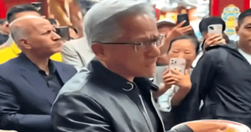 CEO Nvidia Jensen Huang thưởng thức mì tương đậu tại Bắc Kinh giữa đám đông